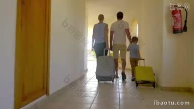 斯坦尼康拍摄的父母和儿子走在灯光酒店走廊母亲和儿子<strong>滚动</strong>旅行袋